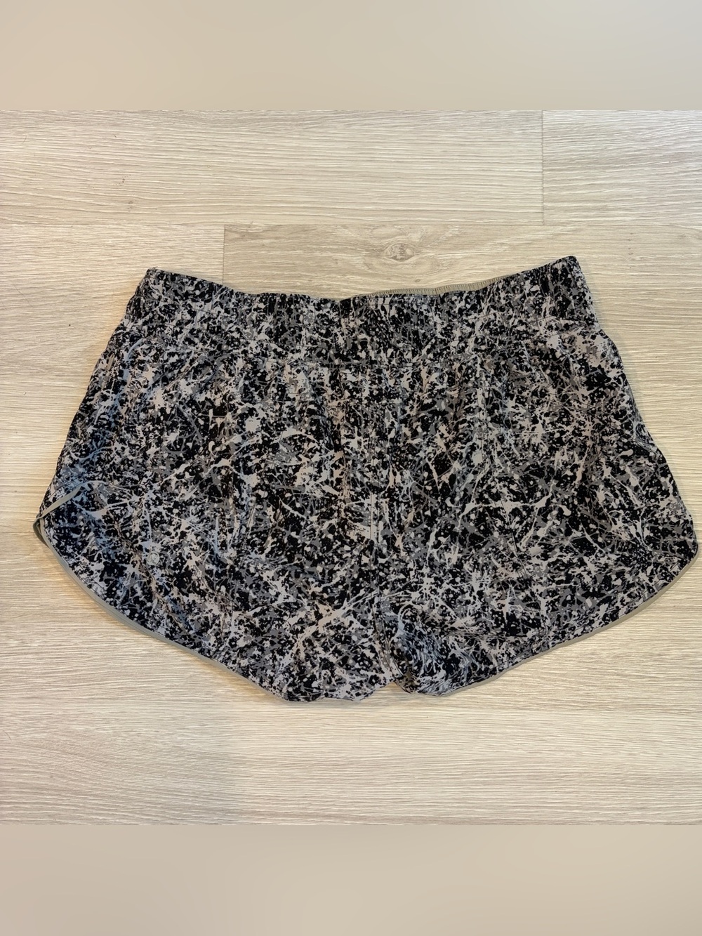Lululemon Women’s Black and Grey Choose a Side Mid-Rise Short 3" - 12 - Picture 4 of 9